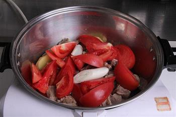 番茄牛肉锅的做法图解1