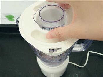 火龙果酸奶饮的做法步骤3