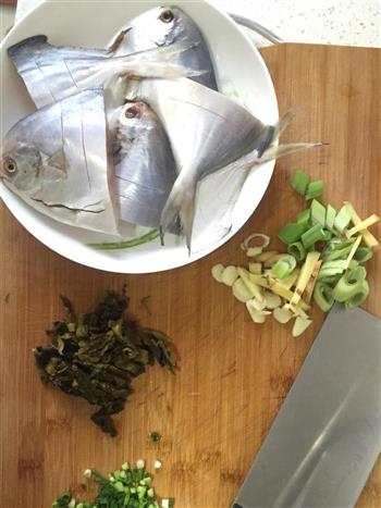 酸菜鲳鱼的做法图解1