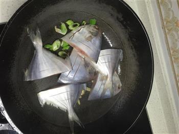 酸菜鲳鱼的做法图解3