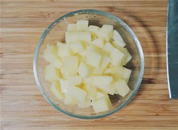 土豆腊肠焖饭的做法图解2