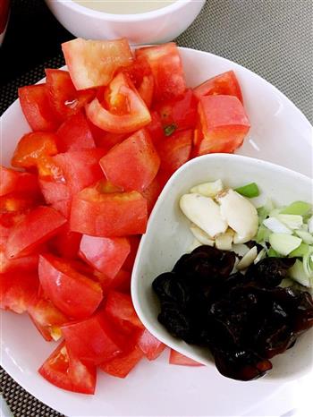 西红柿炒洋白菜-或者番茄卷心菜的做法图解1