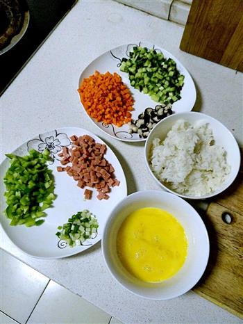 五蔬蛋炒饭的做法步骤2