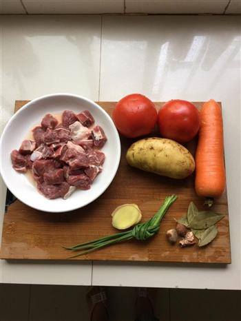 西红柿土豆炖牛肉 超详细的做法步骤1