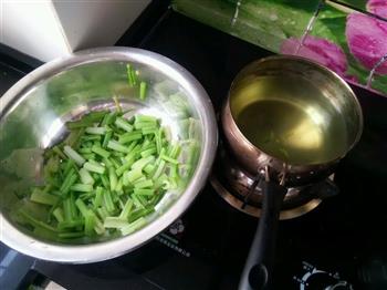 油炸花生米拌芹菜的做法步骤2