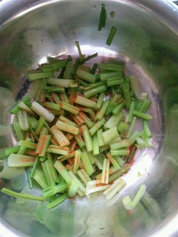油炸花生米拌芹菜的做法步骤3