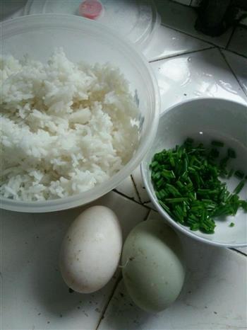 鸡蛋米饭饼的做法步骤1