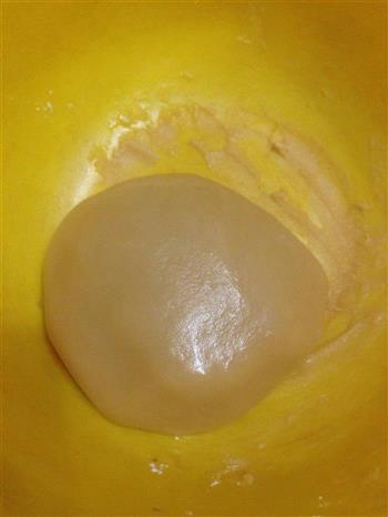 蛋黄莲蓉月饼的做法步骤3