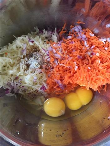 胡萝卜土豆鸡蛋饼的做法步骤2