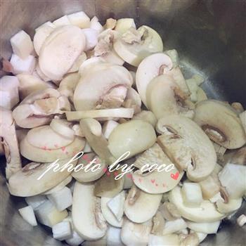鸡蓉蘑菇粟米忌廉汤的做法图解6
