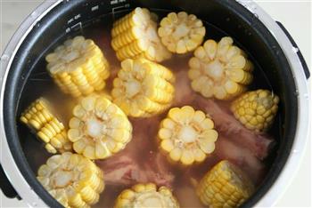 莲藕玉米排骨汤的做法步骤4