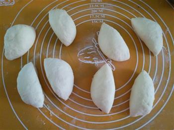 豆沙卷面包的做法步骤7