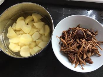 茶树菇土豆焖排骨的做法图解4
