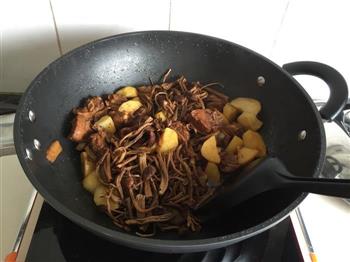 茶树菇土豆焖排骨的做法步骤6