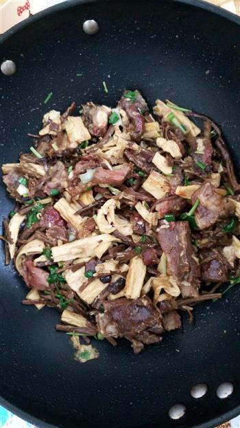 腐竹茶树菇炒腊肉的做法步骤9