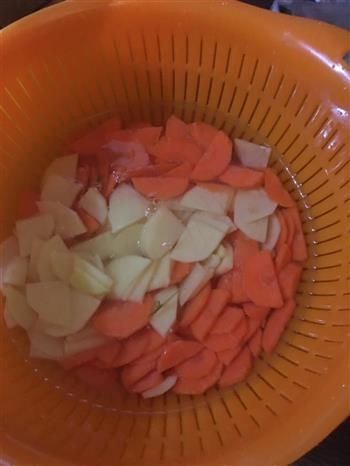 土豆胡萝卜炒肉片的做法步骤1