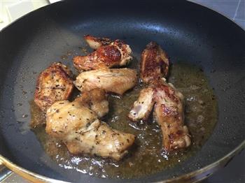 最好吃的香煎鸡翅—香茅鸡翅的做法步骤2