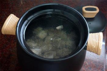 清润栗子排骨汤的做法步骤5