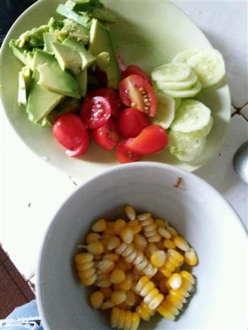 牛油果蔬菜沙拉的做法图解1