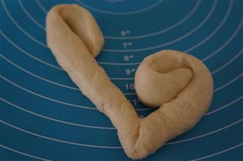 爱心松仁玉米面包的做法步骤10