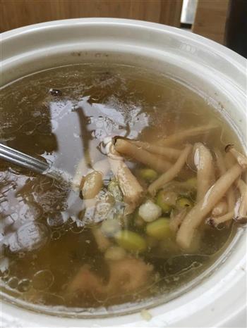 秋季养生菌菇汤的做法图解3