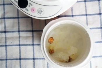 滋润去燥的银耳雪梨汤-电炖锅食谱的做法图解1