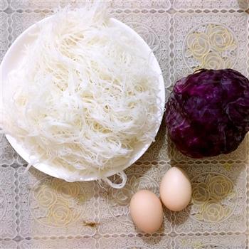 紫甘蓝炒米粉的做法步骤1