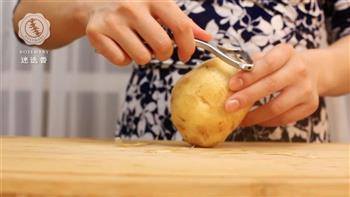 土豆腊肠焖饭-迷迭香的做法图解2