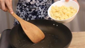 土豆腊肠焖饭-迷迭香的做法步骤4