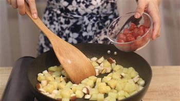 土豆腊肠焖饭-迷迭香的做法图解5