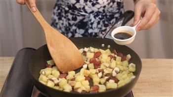 土豆腊肠焖饭-迷迭香的做法图解6