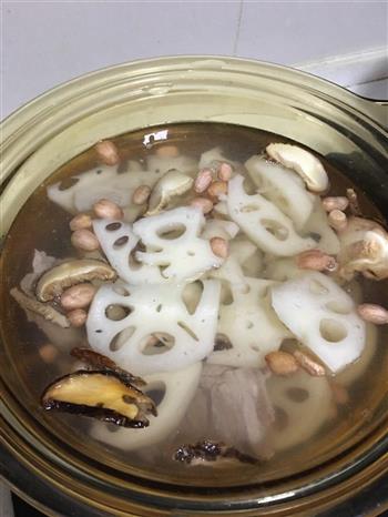 莲藕松茸排骨汤的做法步骤3