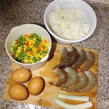 黄金虾仁蛋炒饭的做法步骤1