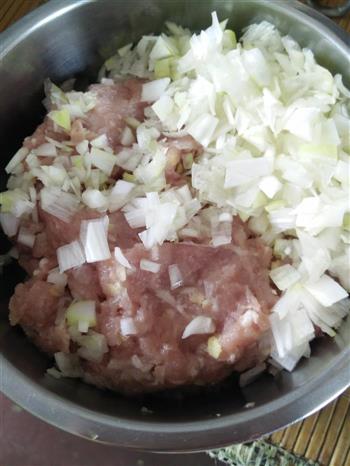 猪肉芹菜香菇饺的做法步骤1