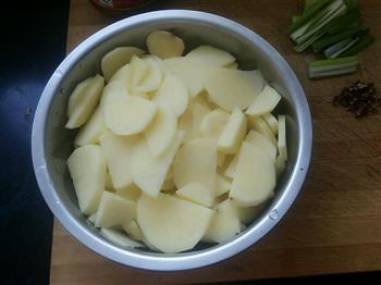 干锅土豆片的做法步骤2