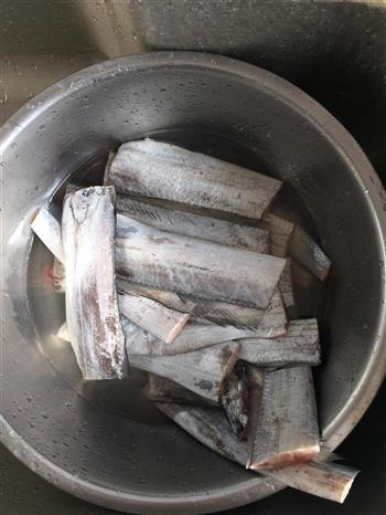 香酥干炸带鱼-上桌菜的做法步骤1