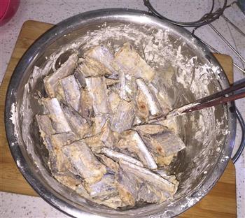 香酥干炸带鱼-上桌菜的做法步骤4