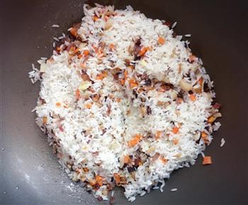 足料生炒糯米饭的做法步骤5