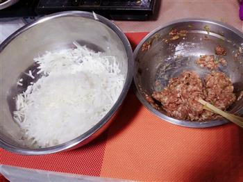 萝卜丝丸子汤的做法步骤1