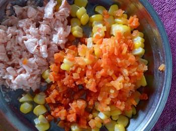 玉米红萝卜三文鱼炒饭的做法图解1