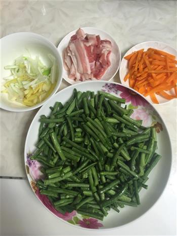 豇豆炒肉东北版的做法步骤1