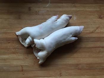 香菇黄豆炖猪蹄的做法步骤1
