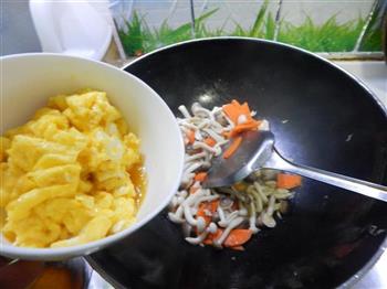 蟹味菇炒鸡蛋的做法步骤12