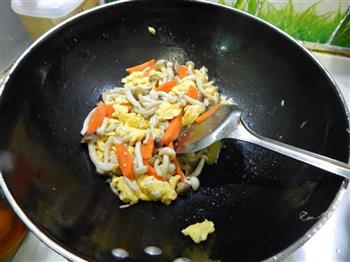 蟹味菇炒鸡蛋的做法步骤15