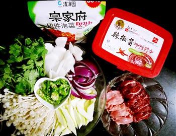 韩式辣白菜牛肉火锅的做法步骤1