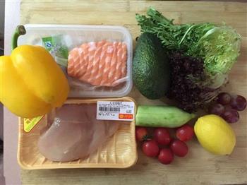 营养均衡三文鱼牛油果鸡胸肉水果蔬菜沙拉的做法图解1