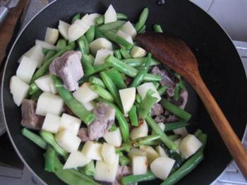 排骨土豆炖豆角的做法步骤10