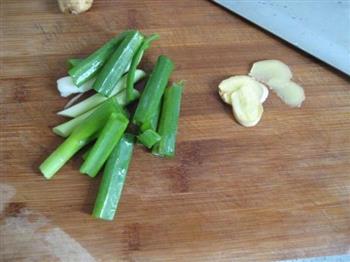 排骨土豆炖豆角的做法步骤3