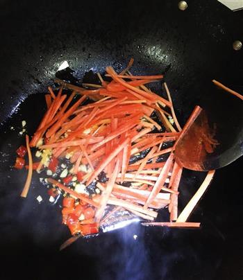 辣炒莴笋胡萝卜丝的做法图解3