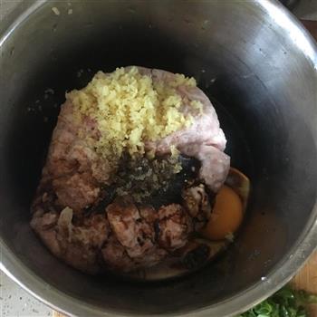 白菜香菇肉包子的做法步骤2